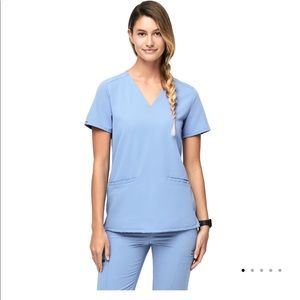 New Figs casma three pocket top